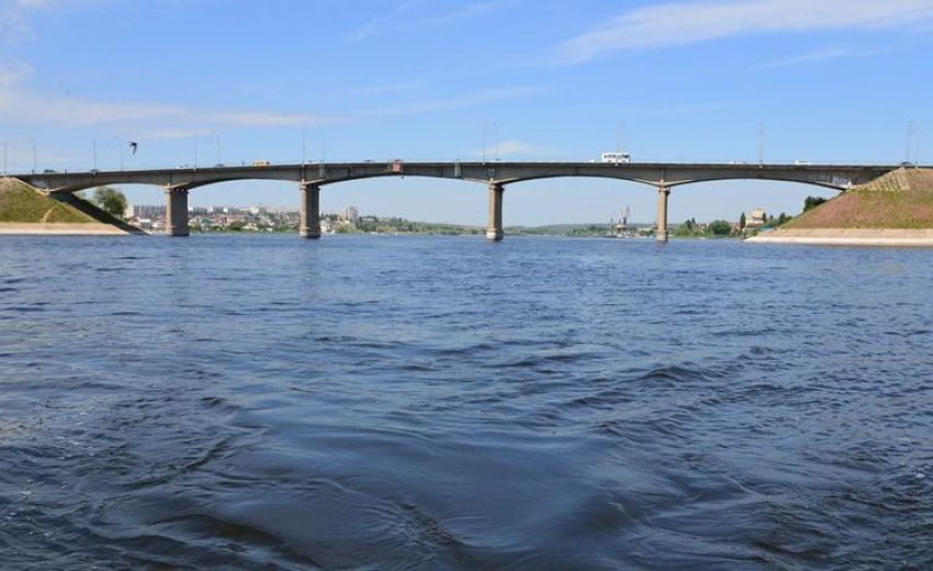 Камышане испугались за жизнь подростков, путешествующих по перилам Бородинского моста