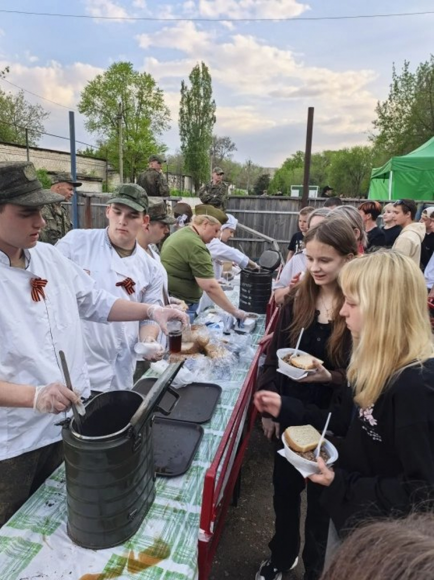 В городском парке гуляющие с аппетитом съели несколько «котлов» солдатской каши