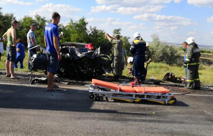 В аварии у стелы «Камышин", попавшей на видео, получили серьезные травмы четверо путешественников