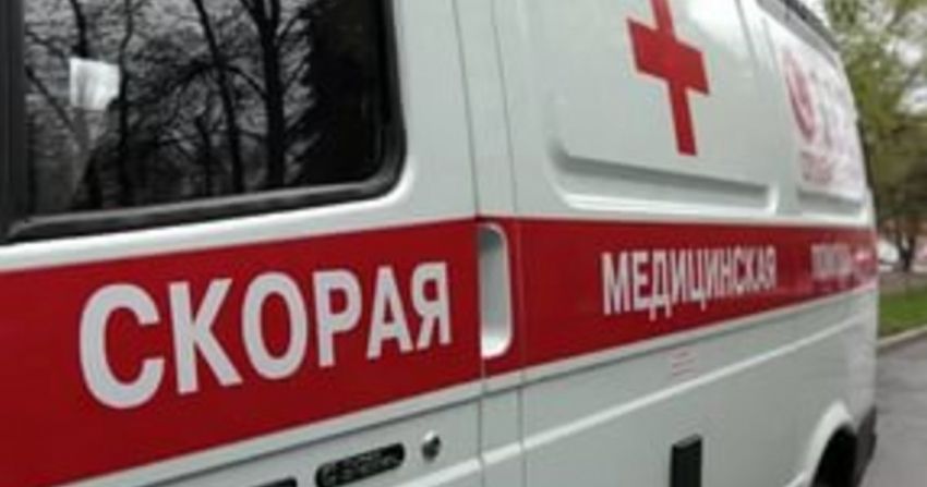 В Камышине на улице Базарова молодой водитель «десятки» врезался в столб