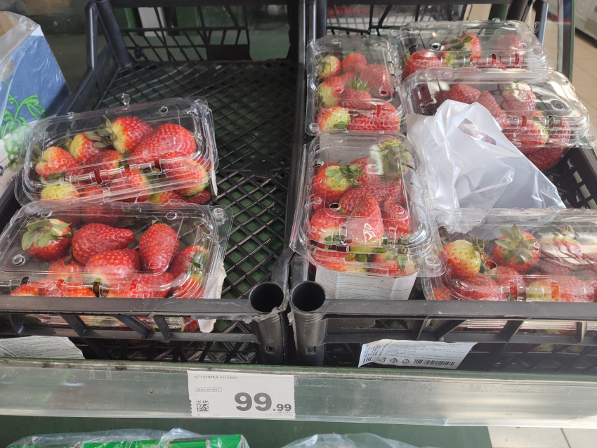 В Камышине покупателям предложили клубнику по тысяче за килограмм