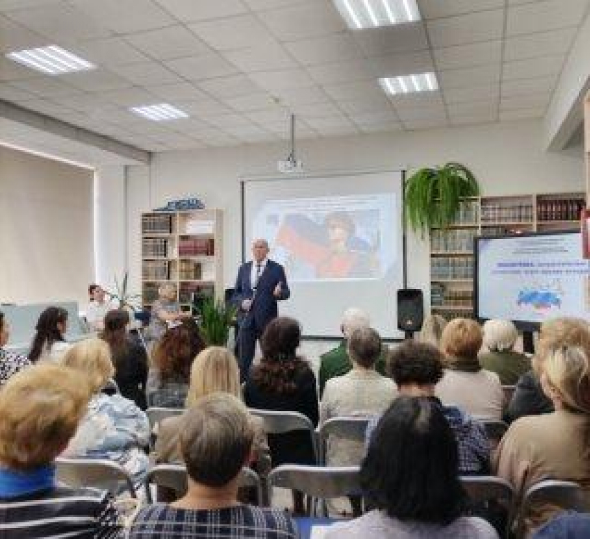 На сайте Камышинской городской думы сюжеты о представительских выходах депутатов и их непосредственной работе публикуются в пропорции 10:1