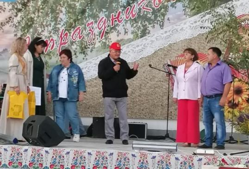 В Камышинском районе провели народные гулянья и конкурс «кривых огурцов"