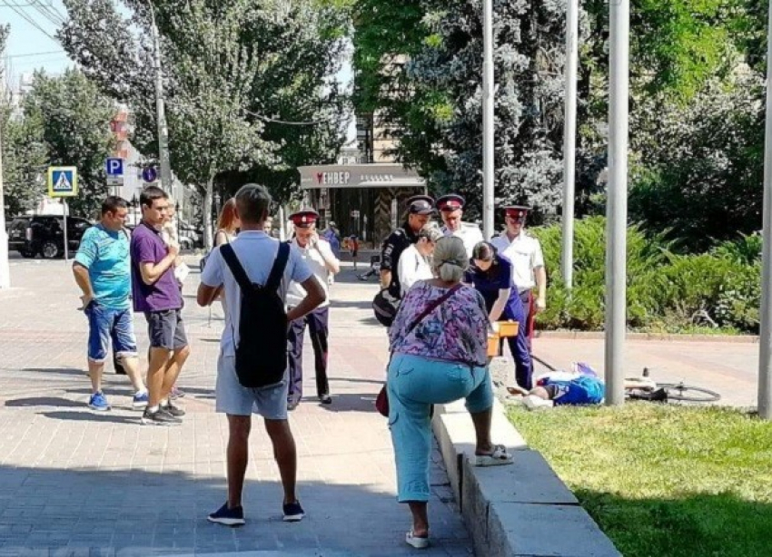 Спортсмен спокойно ехал на велосипеде, а потом упал и умер на глазах толпы