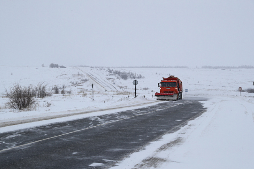 По данным пресс-службы губернатора Волгоградской области, на трассах региона обеспечен безопасный проезд транспорта, несмотря на снегопады