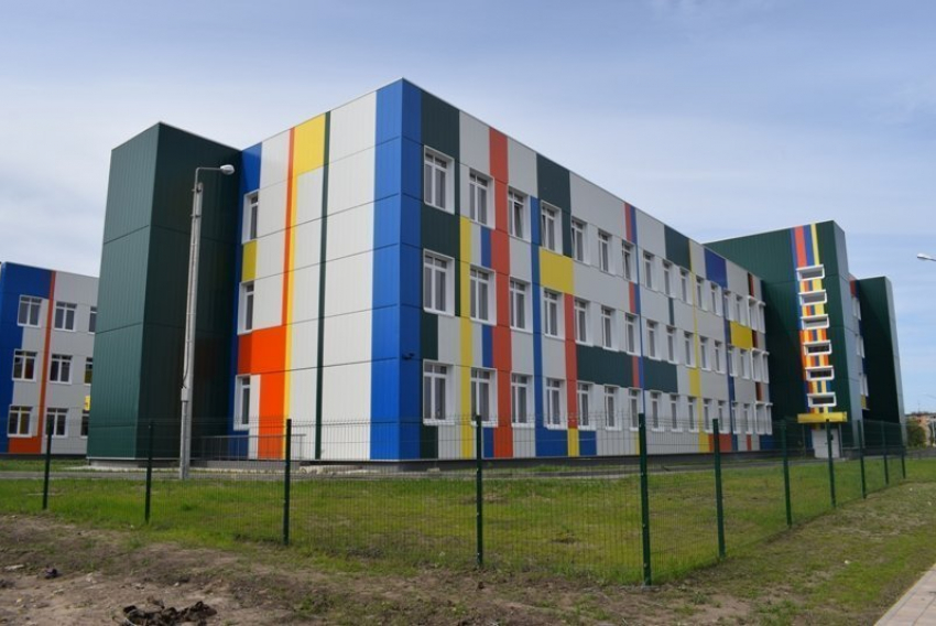 У новой школы в седьмом микрорайне Камышина появился адрес, но о времени перерезания ленты не сообщается