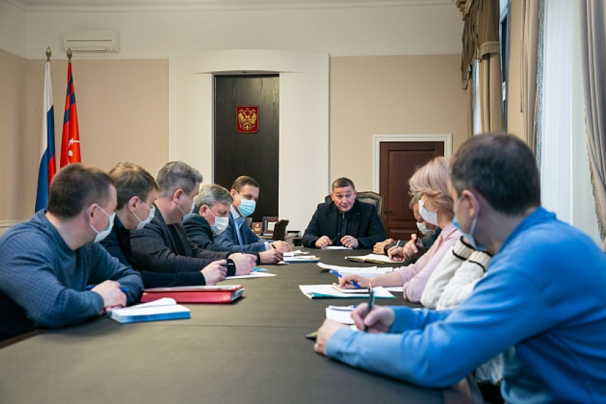 Андрей Бочаров собрал совещание в связи с началом приема украинских беженцев Россией