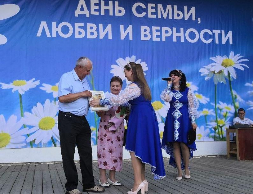 В Камышине в День семьи, любви и верности на сцене парка главными персонажами стали пары- «долгожители"