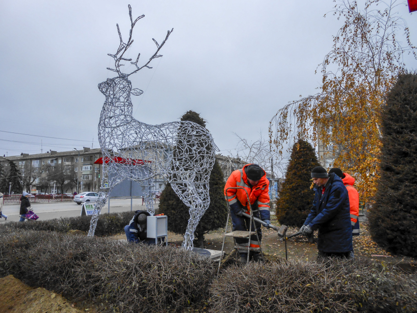 В Камышине установили светящегося оленя высотой в 5 метров, теперь для него облагораживают площадку