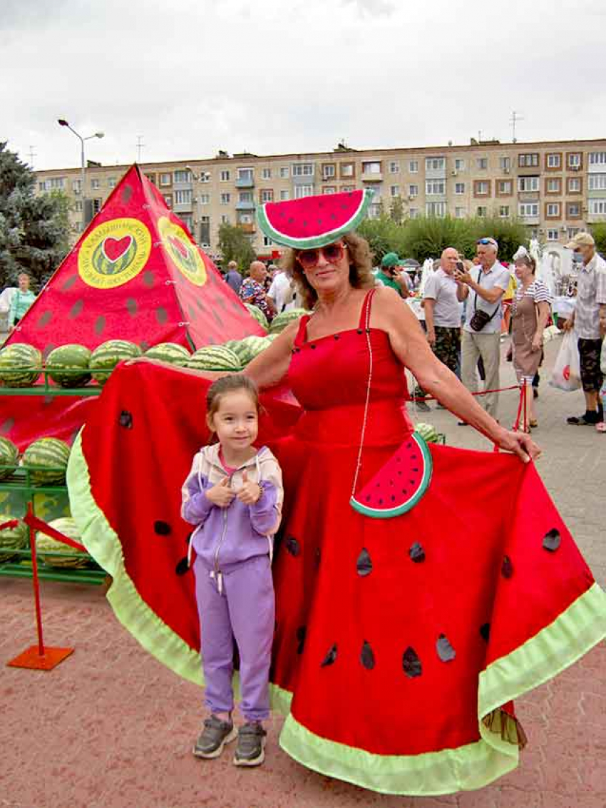 В Камышине на Арбузном фестивале в усеченном формате придумали фотозону из полосатых ягод и «царицы-скибки"