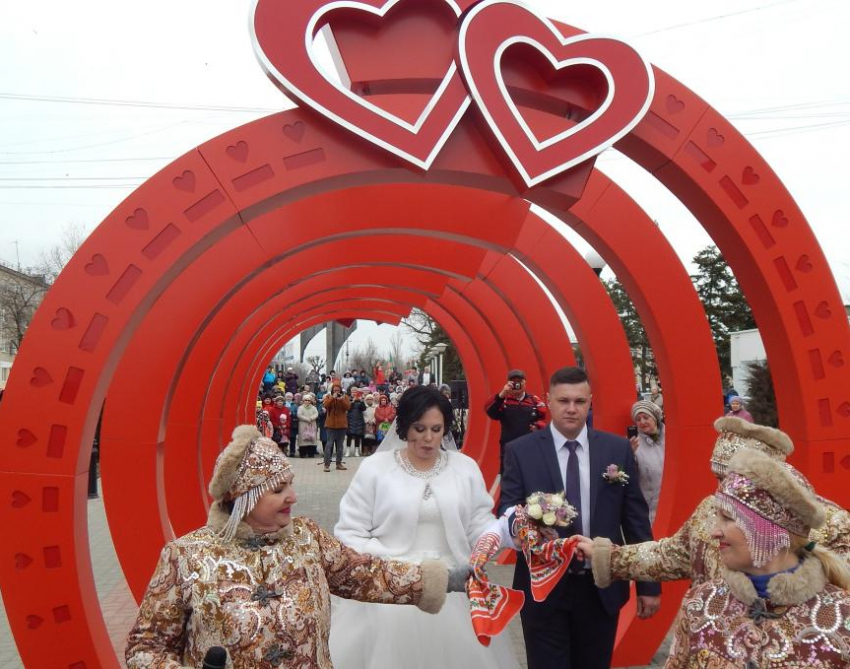 В Камышине первые свадьбы 2024-го намечены на День прокуратуры и День печати