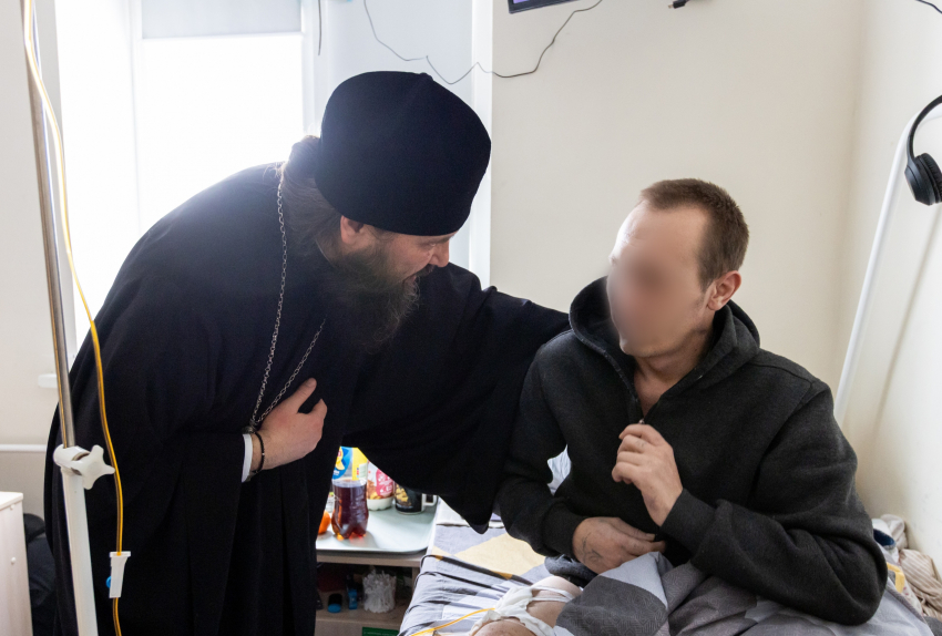 Митрополит Волгоградский и Камышинский Феодор посетил раненых участников специальной военной операции
