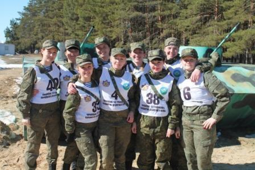 Камышинские десантники отлично показали себя в конкурсе ВДВ «Воин мира» - стрельбах, метании гранат и... танцах