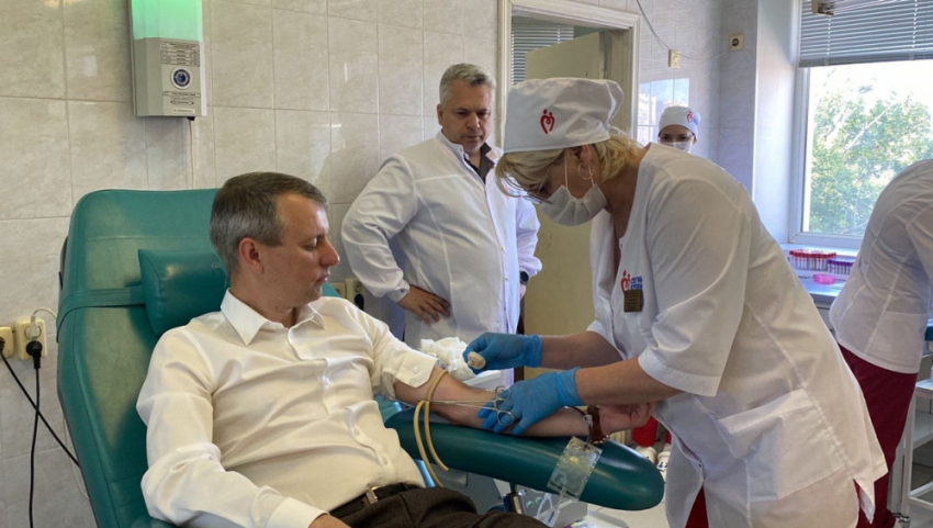 Депутат камышан в Госдуме Алексей Волоцков самоотверженно сдал пол-литра крови 