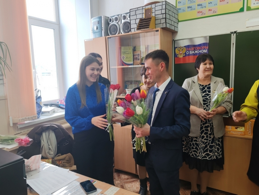 Накануне 8 марта глава далекого села Усть-Грязнуха в Камышинском районе пришёл в школу с охапкой тюльпанов