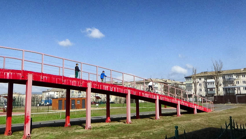 "Товарищи из администрации, проверьте тросовые перила на красном мосту в парке Текстильщиков!» - камышанка