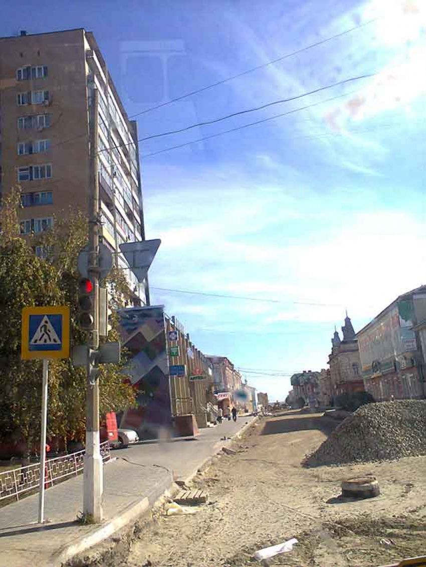 В реконструкции улицы Октябрьской в Камышине подрядчик приступает, наконец, к дорожной «подушке"