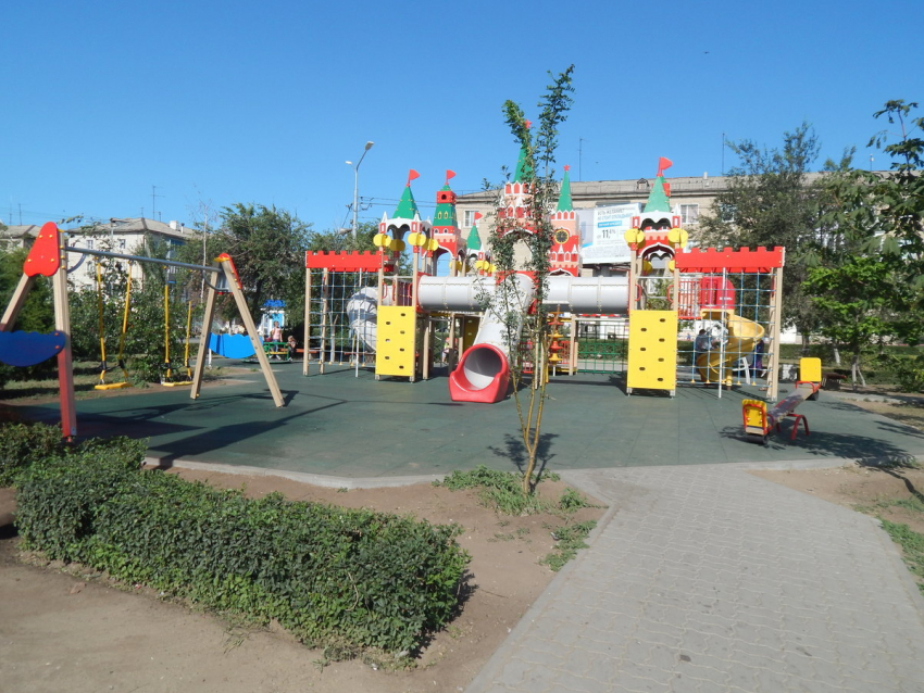 Власти Камышина открывают к 350-летию города детский городок, до обещанного общественного туалета руки не дошли