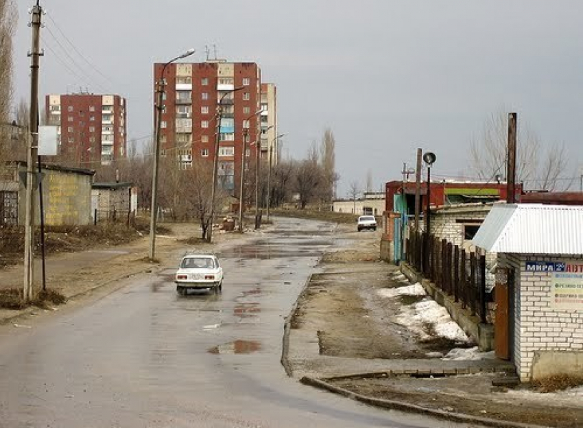 Автоледи с ребенком на иномарке снесла световую опору в Камышине