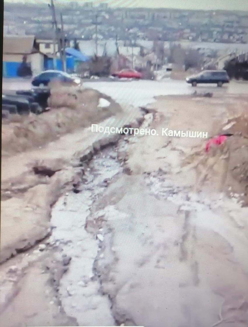 Камышинский паблик рассказал и показал, как вместе с весенними ручьями в городе «утекают» дороги (ВИДЕО)