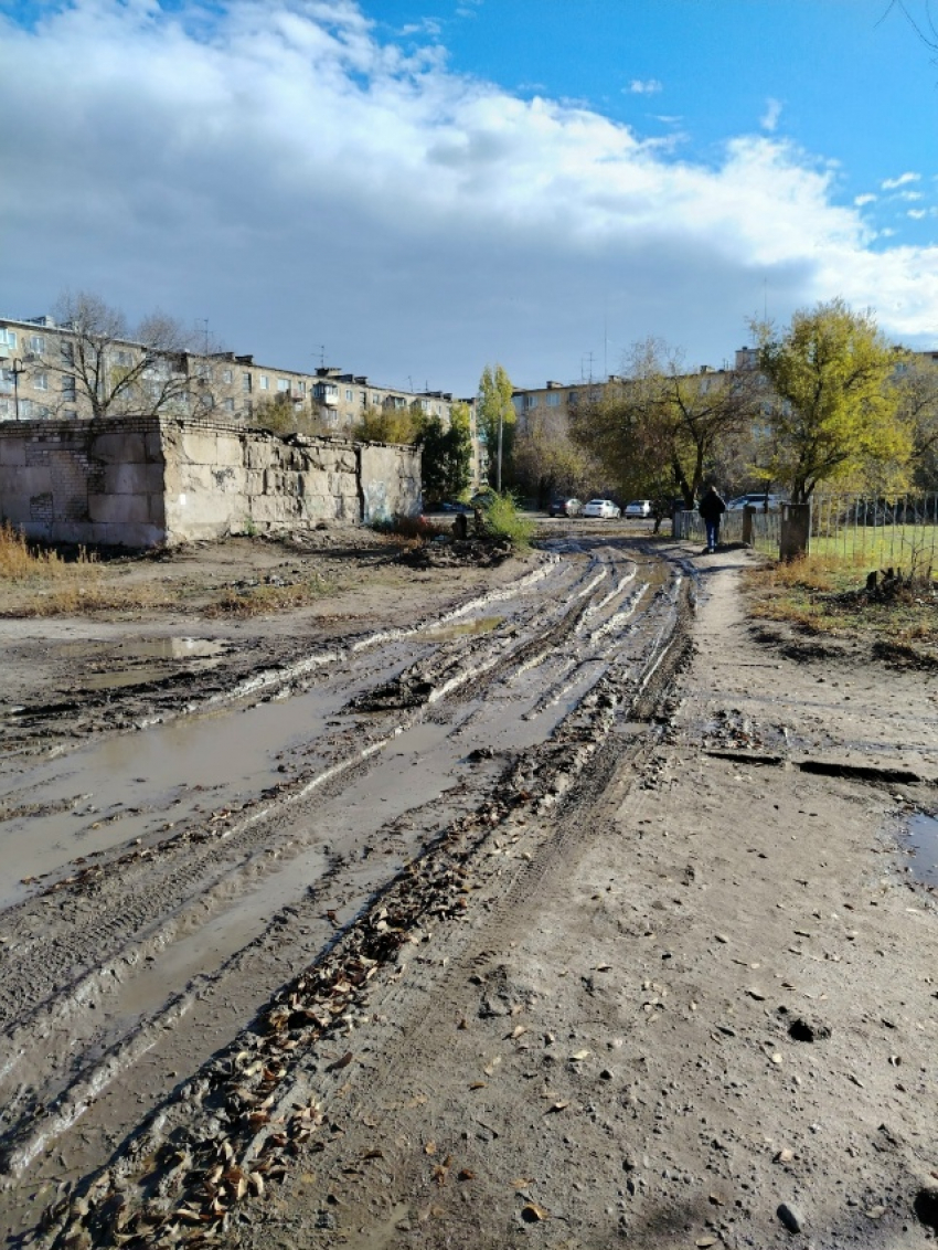 Камышан «взорвала» внутриквартальная дорога-месиво в центре города