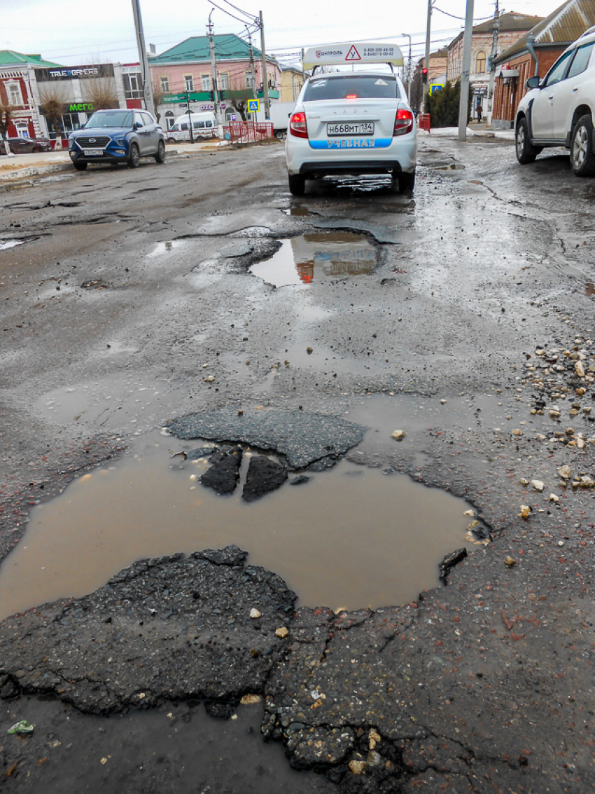 Сосредоточиться на дорогах распорядился на совещании губернатор Андрей Бочаров сегодня, 16 марта