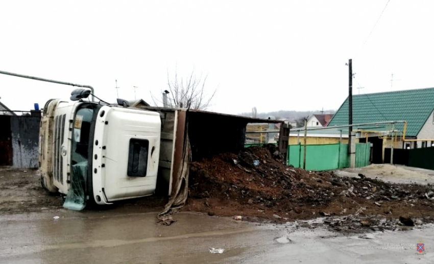 Шок:  грузовик упал на женщину и похоронил ее под своей махиной