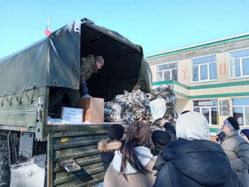 Из села Саломатино в Камышинском районе ко Дню защитника Отечества уехал военный КАМАЗ с посылками на передовую