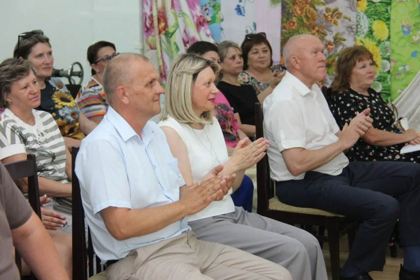 На торжества к текстильщикам глава Камышина Станислав Зинченко не пришел, но грамоты от себя прислал