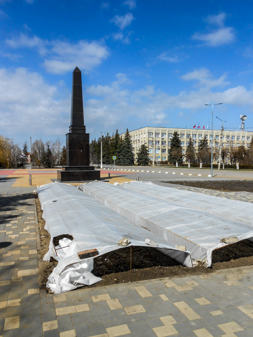 Пенсионерка из Камышина Татьяна Стужук прибыла на прием к губернатору с неотложной проблемой: срочно благоустроить площадь у новой стелы! 