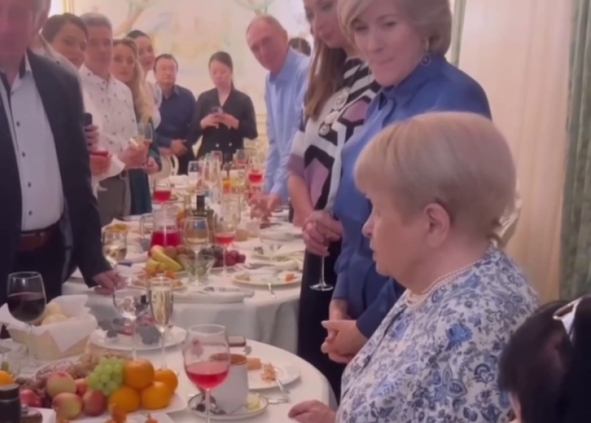 Вип-гости отправились на банкет после концерта Пахмутовой в Волгограде: что они ели, пили и пели, - «Блокнот Волгограда» (ВИДЕО)