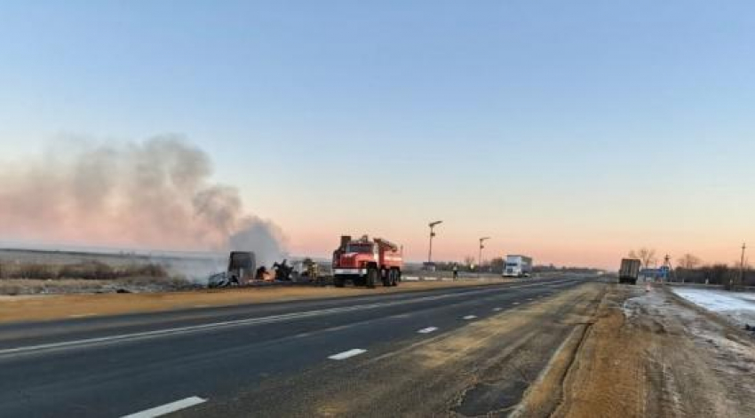 Стали известны страшные подробности ЧП на автодороге между Камышином и Волгоградом: в аварии заживо сгорел водитель
