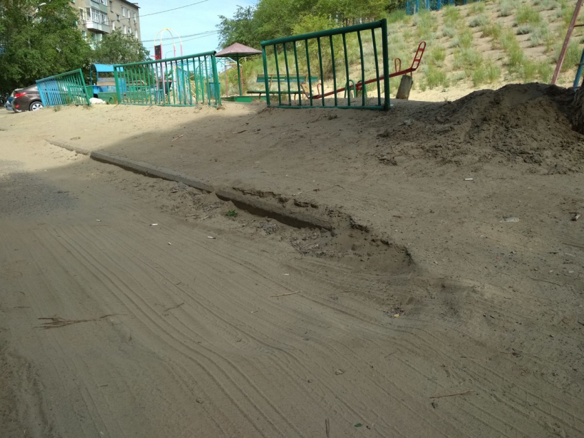 В Камышине песок для детской площадки свалили так, что он попал куда угодно, только не в песочницу