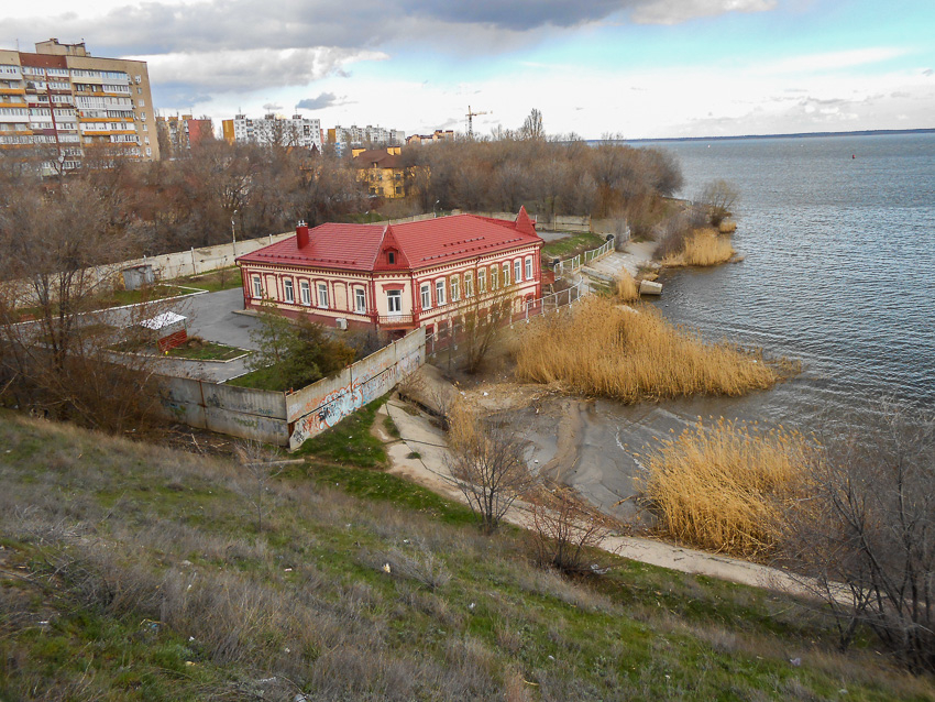 В Камышине надо начать субботники с уборки склонов Бородинского моста, - камышанка