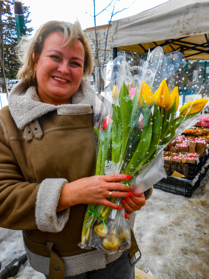 Море весенних цветов хлынуло на улицы Камышина перед Женским днем