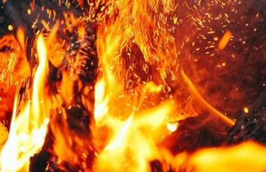 Во вспыхнувшем автомобиле среди бела дня в Котово чуть не сгорел заживо человек (ВИДЕО)