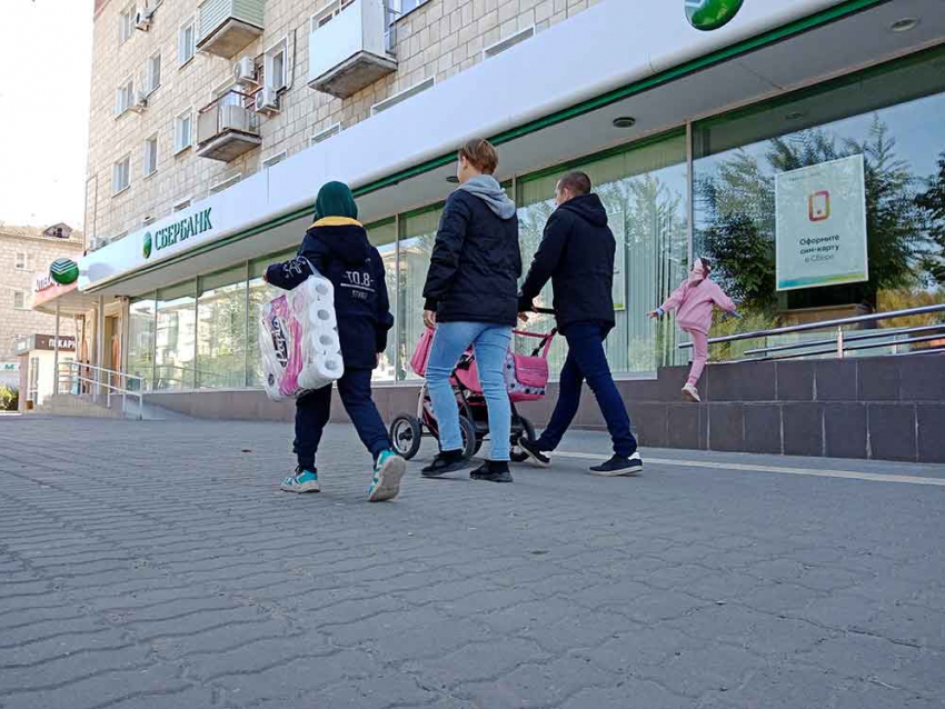 Жители Волгоградской области во время опроса признались, что им не хватает зарплаты на жизнь 