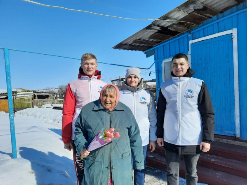 В глубинке Камышинского района молодые волонтеры отправились с букетами поздравлять женщин-ветеранов