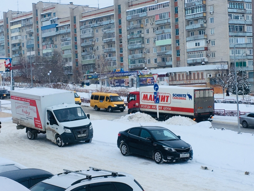 В Камышине фура перегородила дорогу транспорту на улице Некрасова