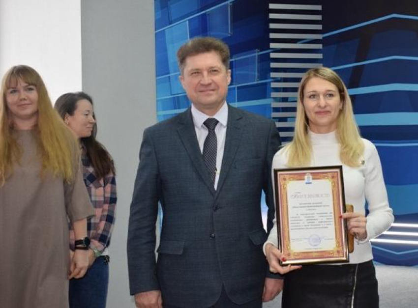 Глава Камышина Станислав Зинченко в День российской печати сосредоточился на награждении подчиненных своей племянницы