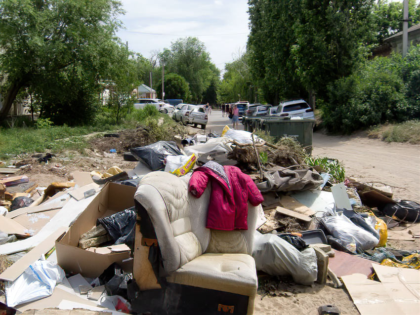 Жуткая мусорка с диванами и креслами продолжает уродовать улицу Лазарева у центрального парка Камышина