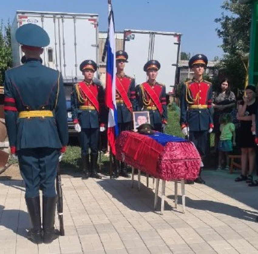 Все село Горная Пролейка в Дубовском районе собралось на похороны погибшего в спецоперации земляка, ефрейтора Романа Назаренко (ВИДЕО)