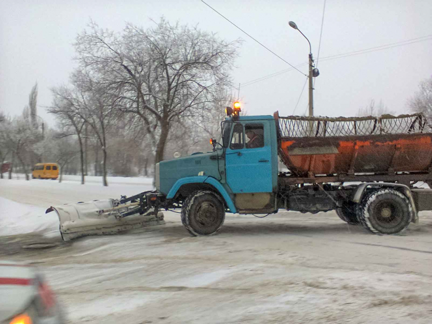 Первый заместитель Станислава Зинченко по «коммуналке» заявил, что с такими снегопадами муниципальная техника не выдержит