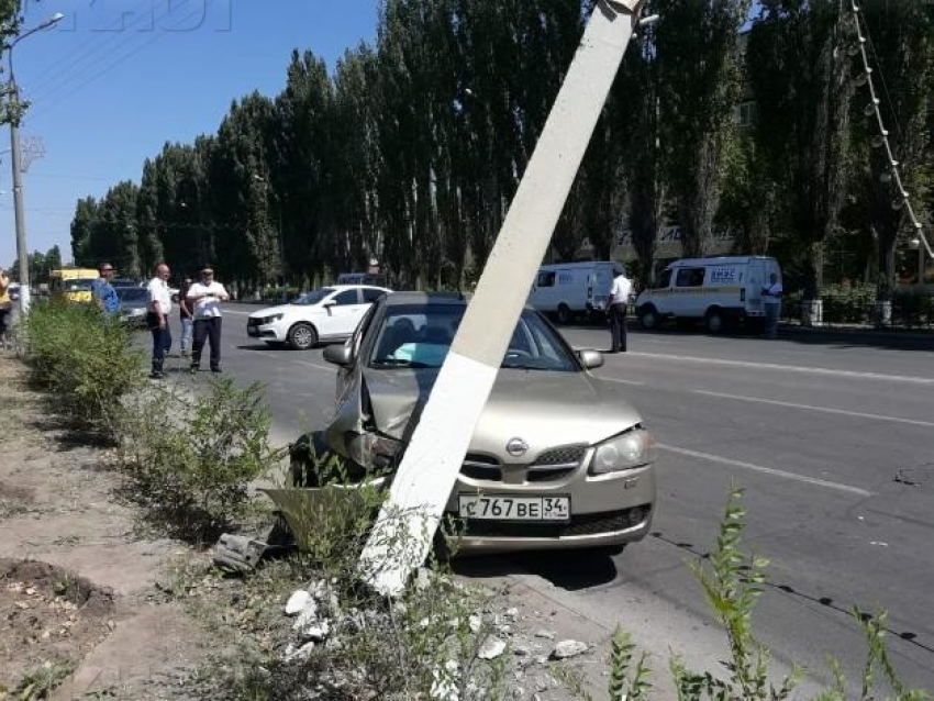 Девушка на иномарке снесла бетонный столб, - «Блокнот Волжского"