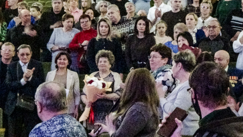 Концерт солдатской песни в Камышине: главной героиней в зале ДК «Текстильщик» стала мама Героя России камышанина Александра Колгатина