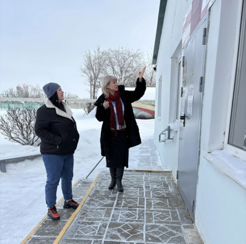 Глава Камышинского района Елена Береговая поставила задачу чинить крышу спортшколы в Петровом Вале, о сроках ремонта ничего не известно