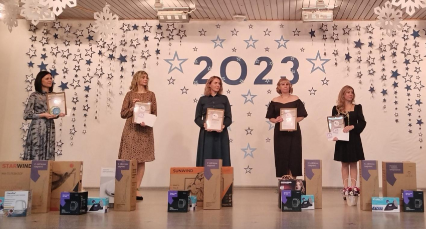 Спикер Камышинской городской думы Владимир Пономарев вручил победителям конкурса воспитателей большие коробки, что в коробках, и за чей они счет - секрет