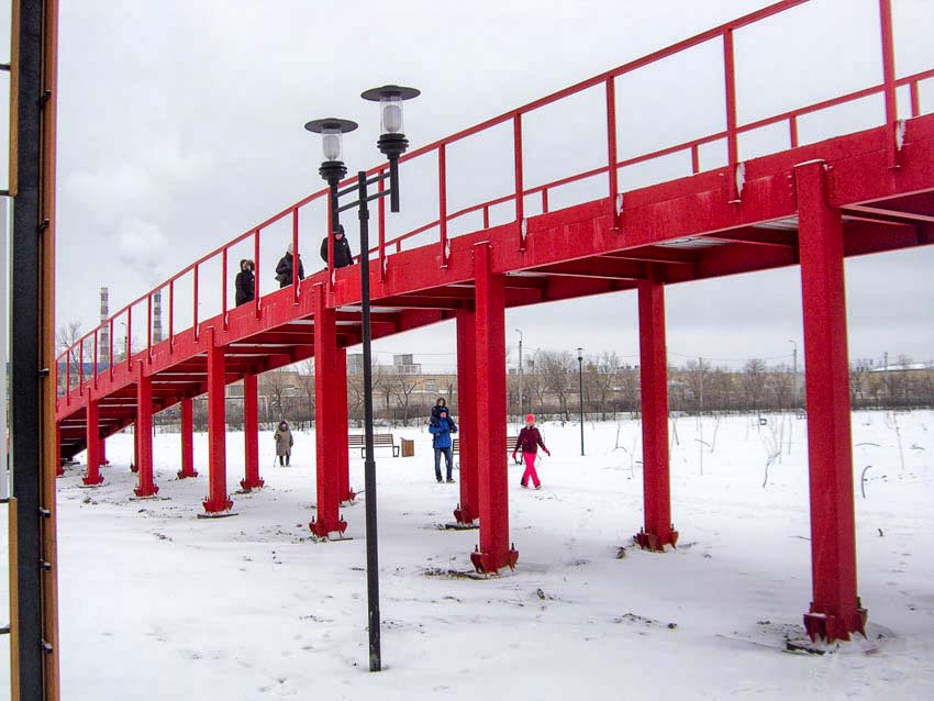Читатели «Блокнота Камышина» сообщают, что в парке Текстильщиков на красном мосту натягивают тросы вдоль перил