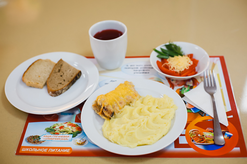 Глава Камышина Станислав Зинченко подписал постановление о том, что нездоровых учеников будут дважды бесплатно кормить или выдавать продукты на дом