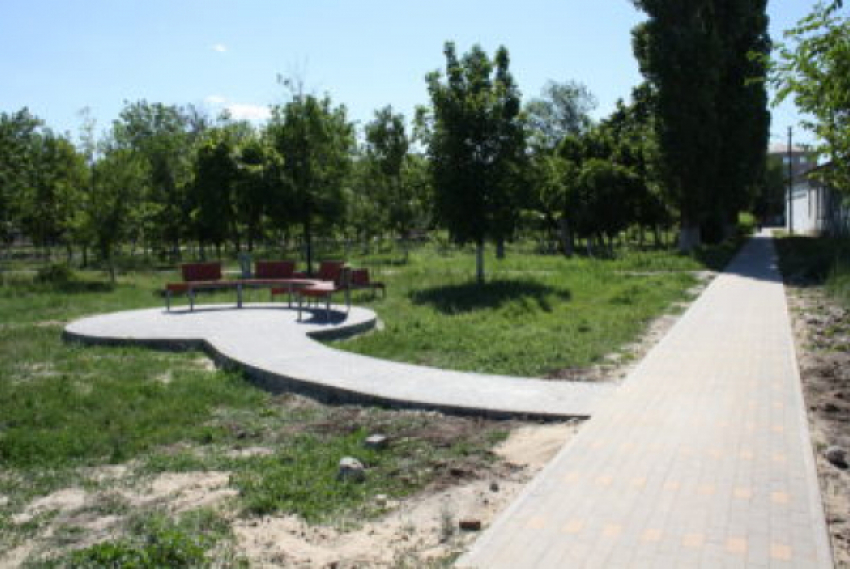 В Камышинском районе Петров Вал в день своего близкого 80-летия решил поразить гостей по-настоящему городским парком